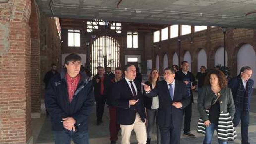El presidente de la Diputación, Elías Bendodo, visitó las obras del mercado de San Francisco.