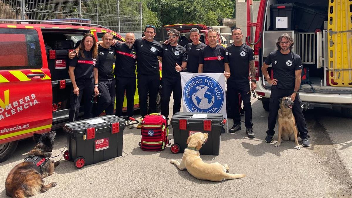 'Bombers pel món' preparando el dispositivo para viajar a Venezuela antes de saber que no volarán.
