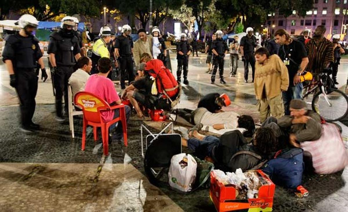 Agents dels Mossos d’Esquadra i de la Guàrdia Urbana dialoguen amb un grup de resistents perquè abandonin voluntàriament l’acampada.