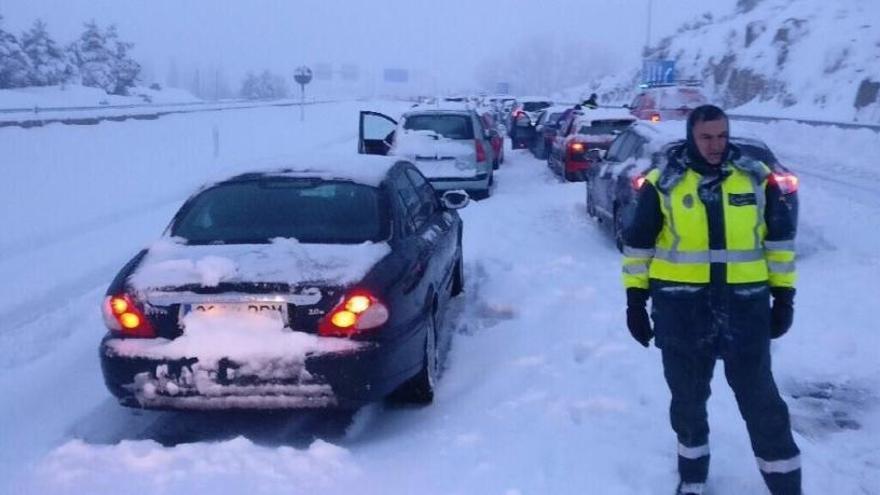 Coches atrapados por el temporal de nieve en la AP-6.