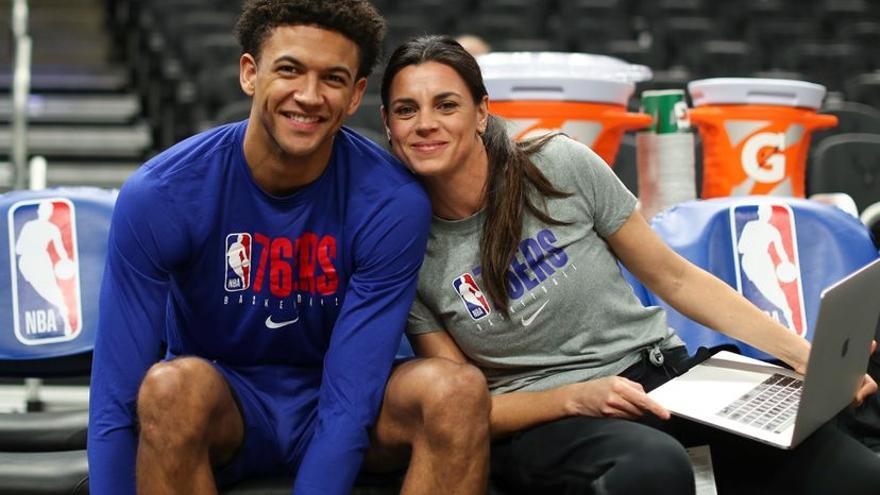 Lorena Torres, en su etapa en los Sixers, junto al baloncestista Thybulle