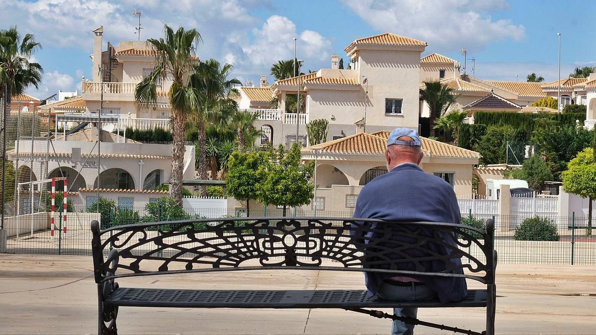 Un hombre sentado solo en un banco en la provincia en una imagen de archivo. | AXEL ÁLVAREZ