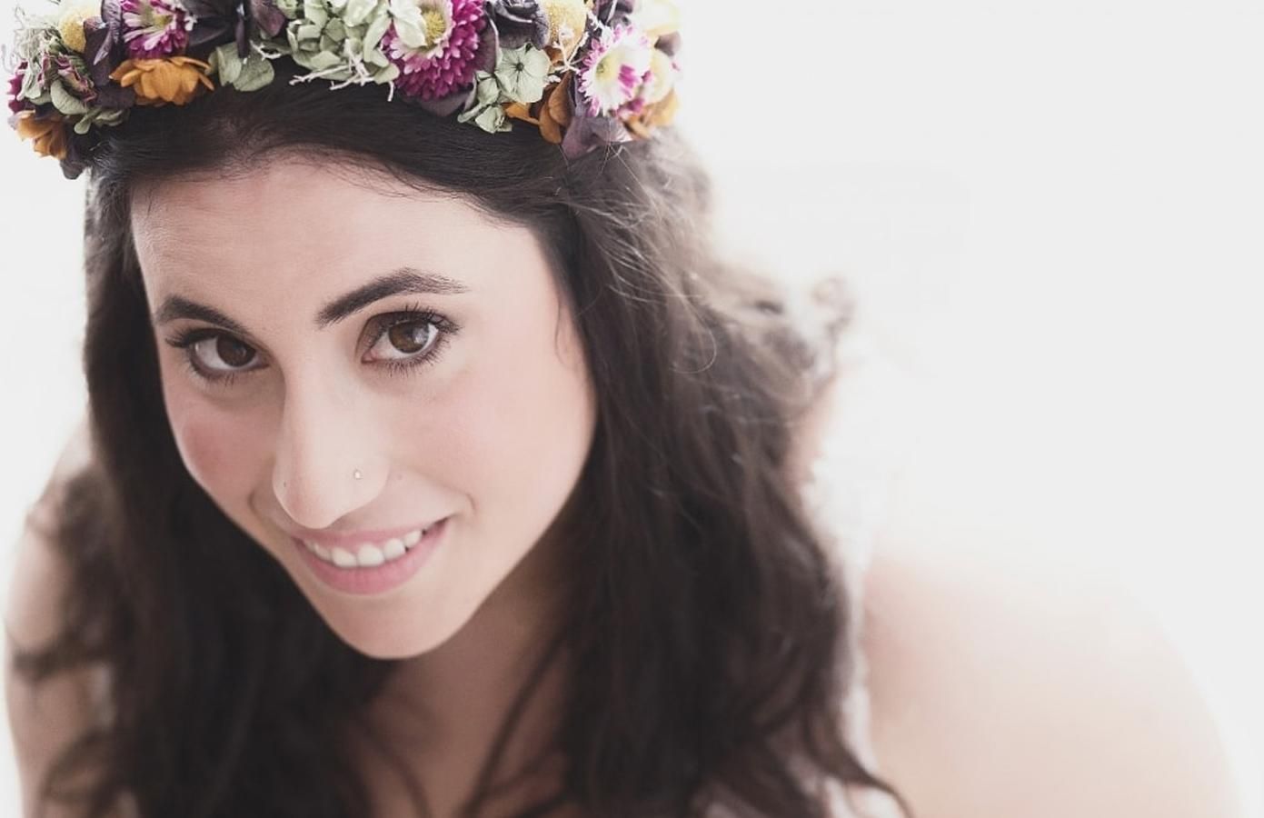Novias con pelo suelto: con coronas de flores
