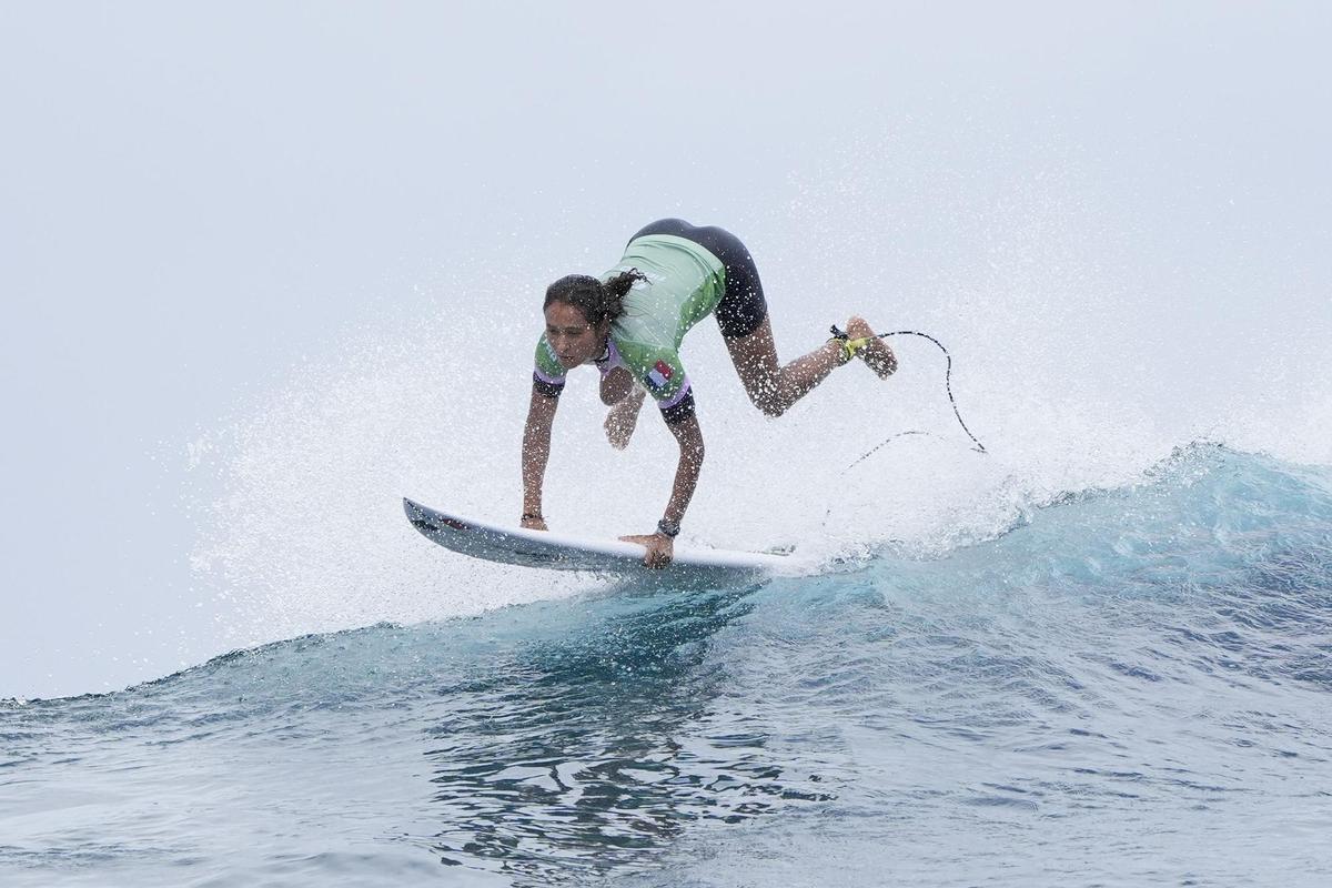 La local Vahine Fierro, francesa nacida en Polinesia, favorita para conquistar el oro en categoría femenina de surf en los JJOO.