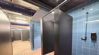 Los nuevos vestuarios de la piscina del Tossal de Alicante abren al público tras más de un año de retrasos