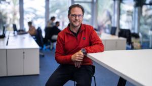 El cofundador y consejero delegado de Ocean Ecostructures, Ignasi Ferrer, la primera empresa que se ha instalado en el hub de economía azul del Port de Barcelona, BlueTechPort, con otras personas del equipo en la segunda planta de la nave norte.