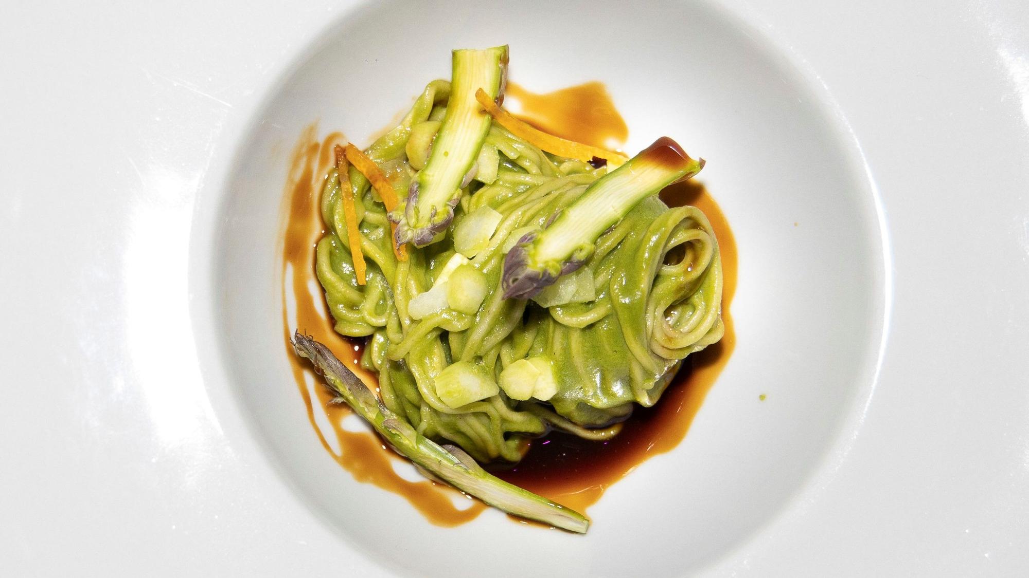 Los 'asian green noodles', con curri verde espinacas y espárragos, de Juan Carlos Reyes, plato con el que ha ganado el concurso de la mejor receta asiática de España.