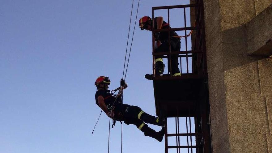 Los bomberos simulan un rescate en el deposito del agua