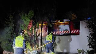 Los bomberos de Ibiza sofocan un incendio en el jardín de una vivienda