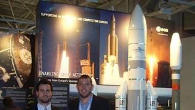 Raúl Verdú y Raúl Torres en una feria aeroespacial.