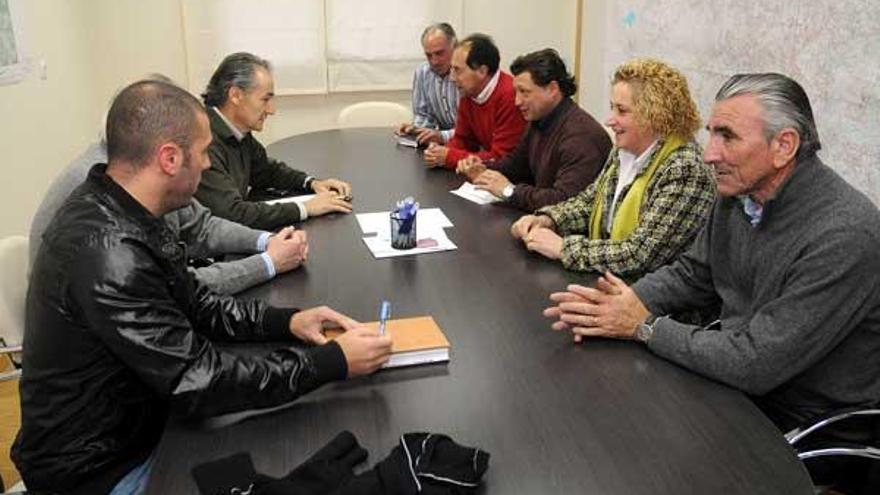 Los portavoces de los afectados por el proyecto de la PO-531, reunidos ayer con los ediles del PP.