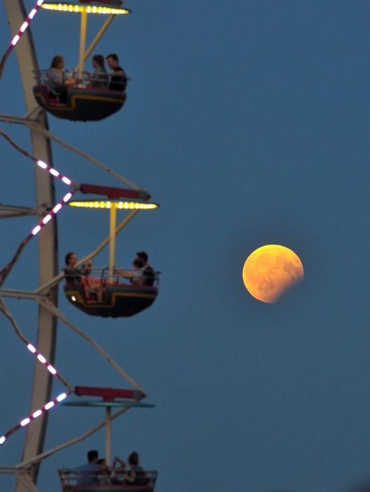 Eclipse lunar parcial en Szczecin, Polonia.