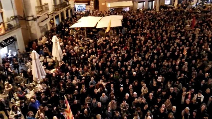 Manresa omple de nou la plaça Major per l'empresonament dels exconsellers