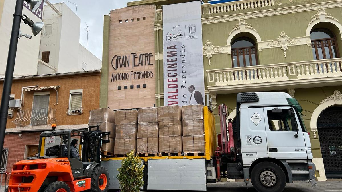 Camión cargado con las mantas recogidas en el Gran Teatre de Paterna.