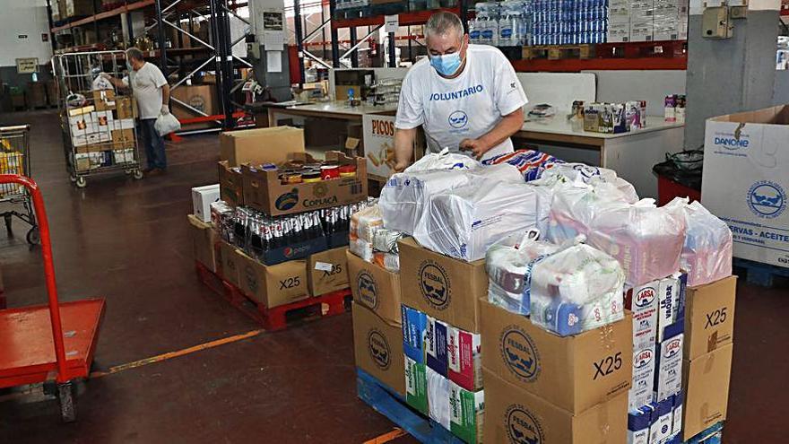 Voluntarios en un banco de alimentos.