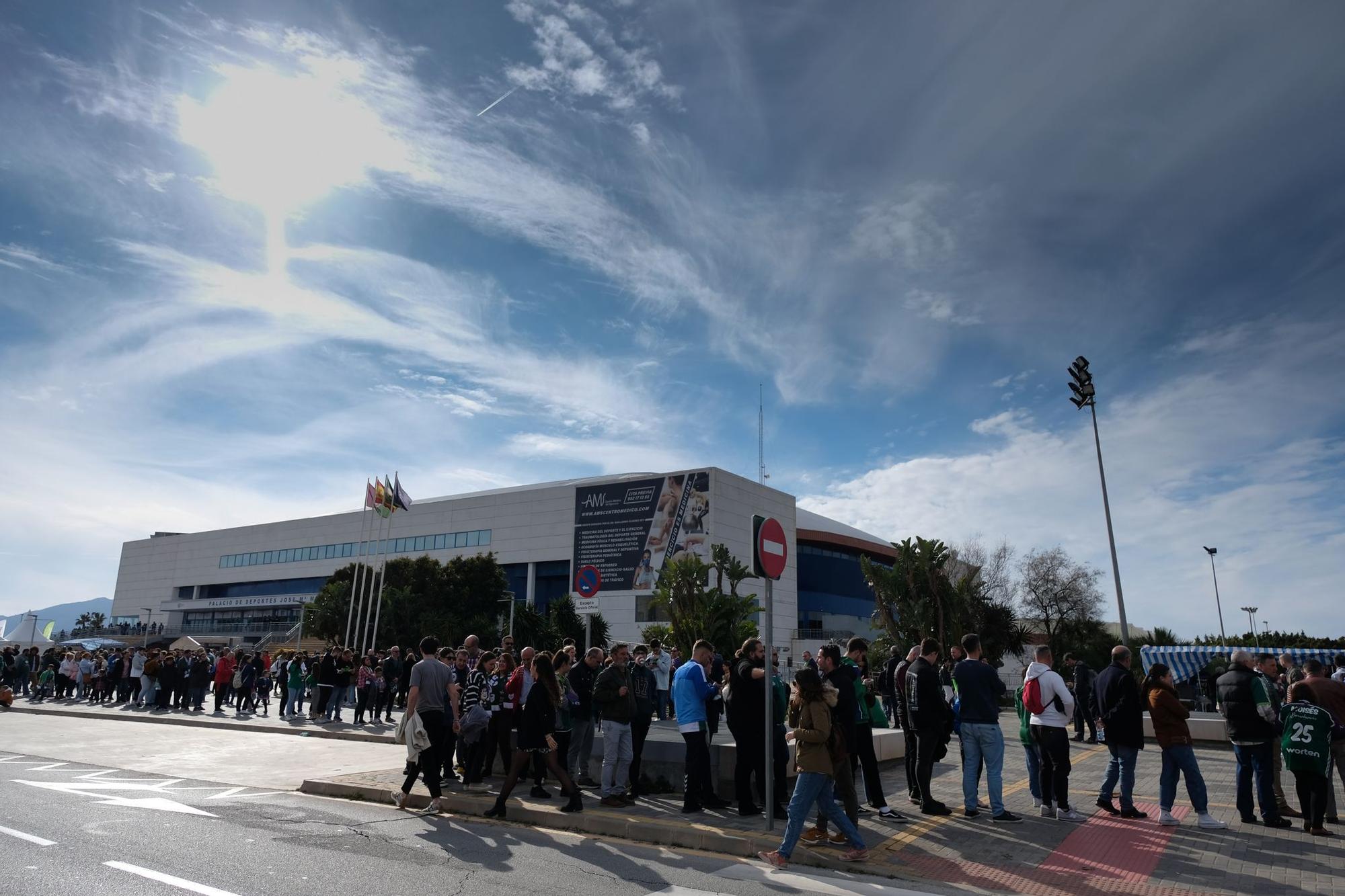 La afición celebra el título de Copa en la previa del Unicaja - Girona