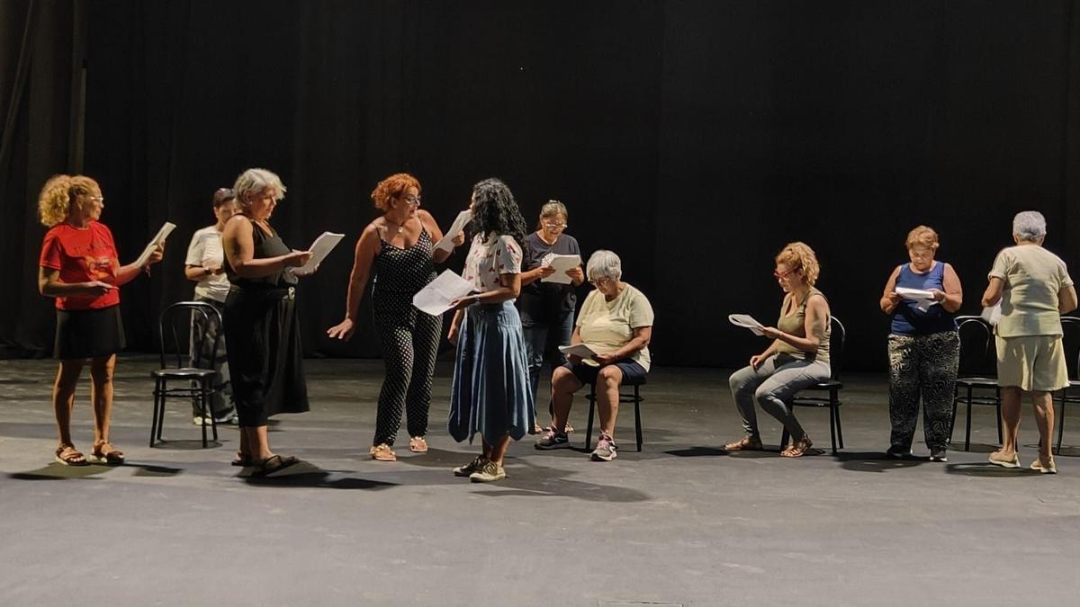 Las actrices de ‘Arriba las que limpian’ durante los ensayos de la obra de teatro en el Teatro Víctor Jara.