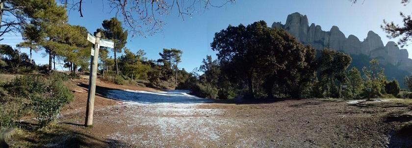 Paisatge de fred i restes de neu a Montserrat