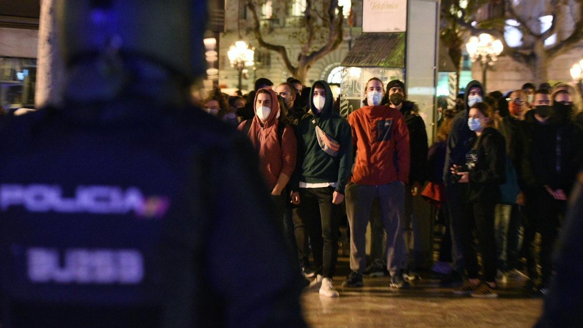 La policía carga contra los manifestantes a favor de Pablo Hasél en València