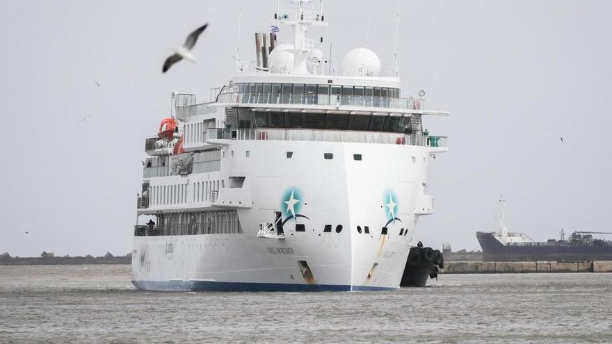 El aerodinánimo crucero de aventura «Greg Mortimer» se estrena en Vigo con 116 pasajeros