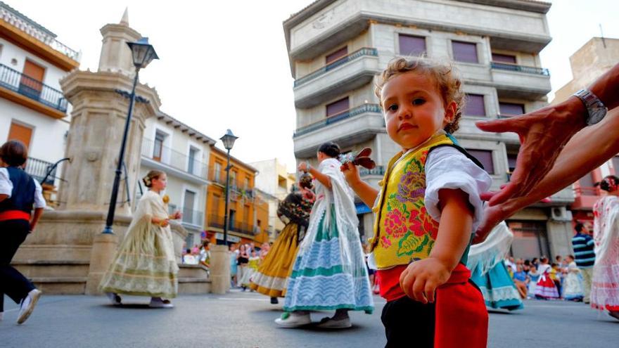 Uno de los momentos de la brillante «dansà» de La Font de la Figuera, ayer por la tarde.