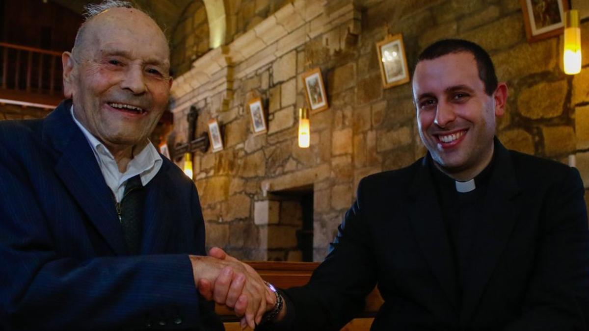 Dositeo Valiñas, sacerdote en activo más veterano de Galicia estrecha la mano a Javier Carballo, cura más joven de la comunidad.