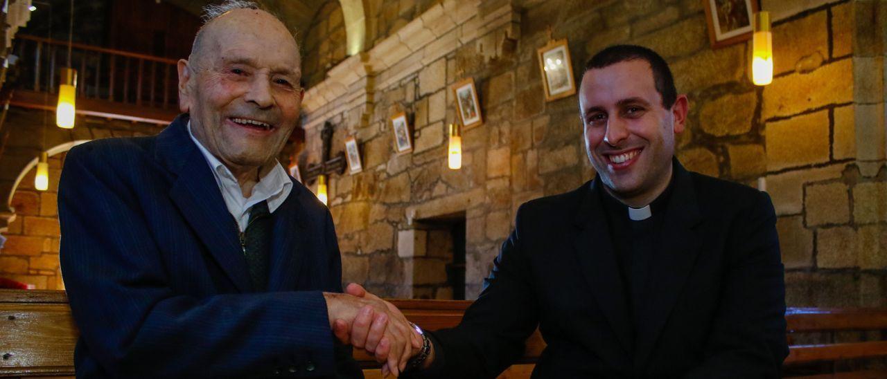 Dositeo Valiñas, sacerdote en activo más veterano de Galicia estrecha la mano a Javier Carballo, cura más joven de la comunidad.