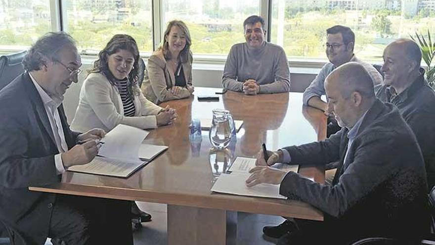Una imagen de la firma del acuerdo entre Govern y Marratxí.