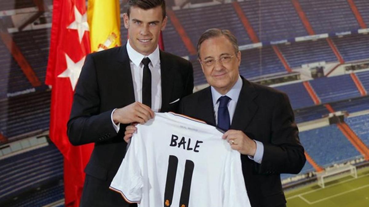 Gareth Bale, con Florentino Pérez, el día de su presentación