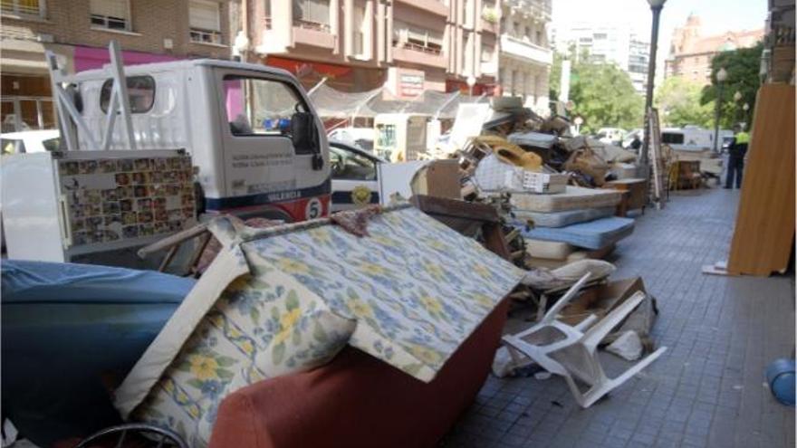 Valencia | El vaciado de una «finca patera» con 400 inmigrantes convierte  la calle en un híper de muebles usados
