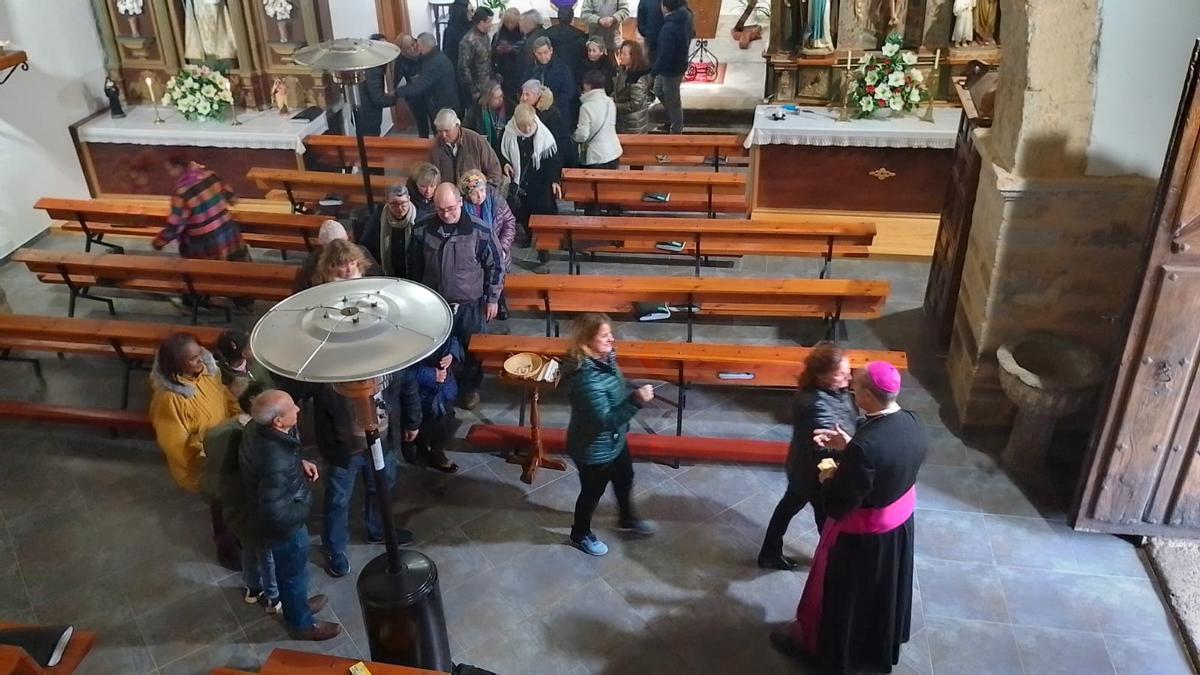 GALERÍA | El obispo recorre los pueblos del incendio