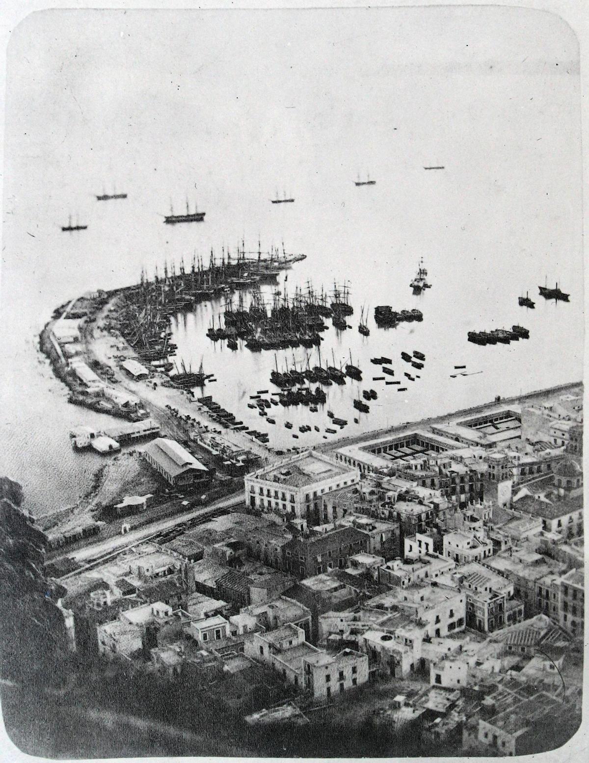 Vista del puerto de Alicante en 1862, la imagen más antigua preservada