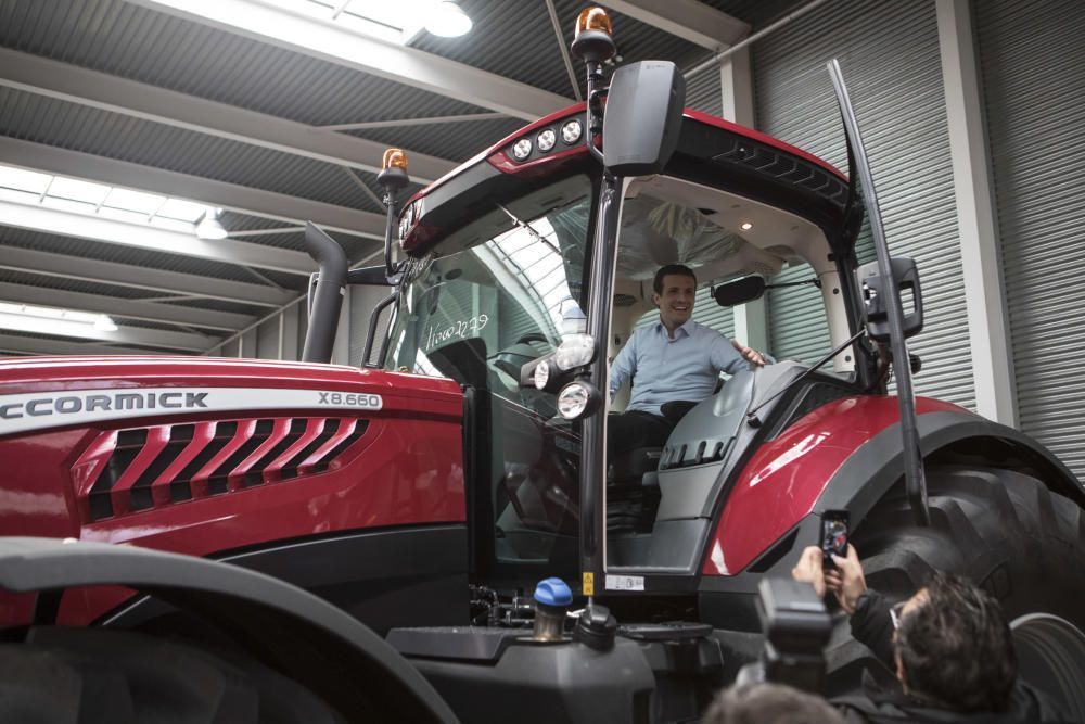 Visita de Pablo Casado a la Feria Raíces