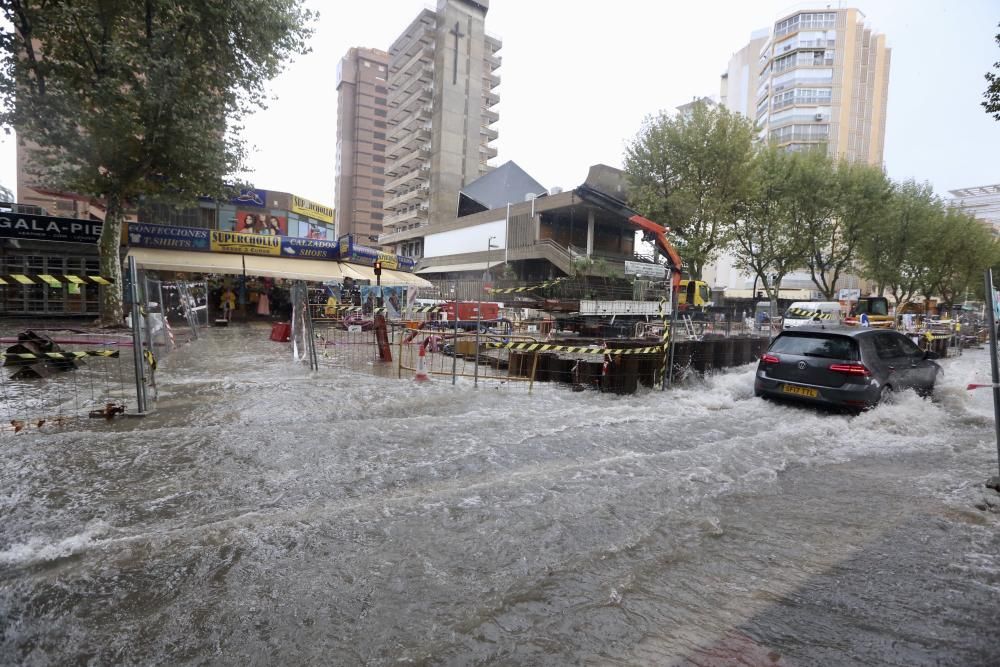 Una fuerte tormenta descarga en Benidorm