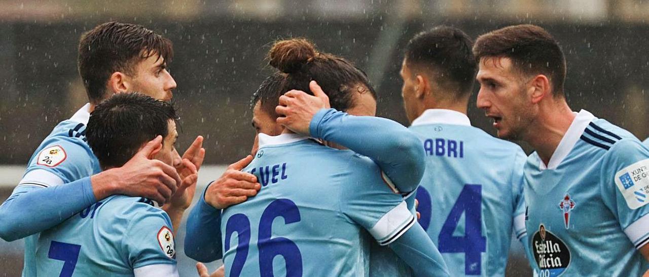 Miguel Rodríguez recibe la felicitacion de sus compañeros tras un gol con el Celta B.