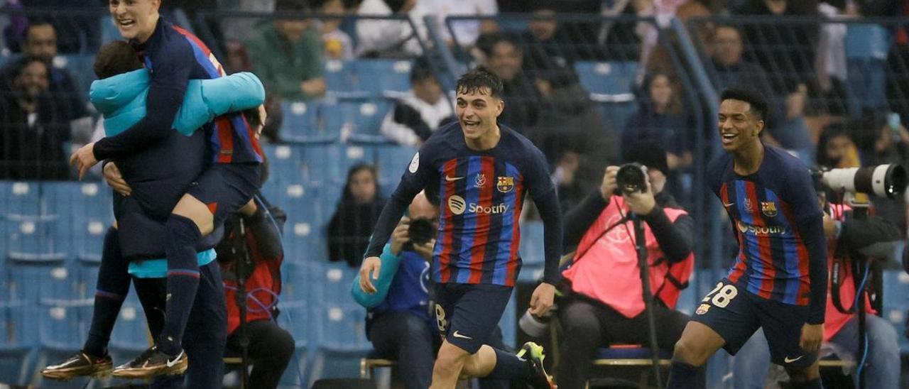 Balde y Pedri corren para felicitar a Gavi tras el 0-1 al Madrid en la final de la Supercopa de España.