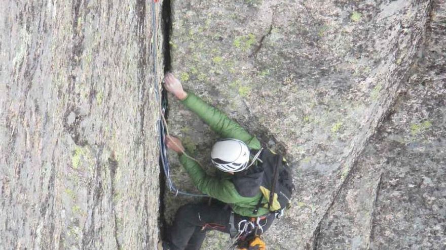 Un miembro de la AMZ en plena escalada.