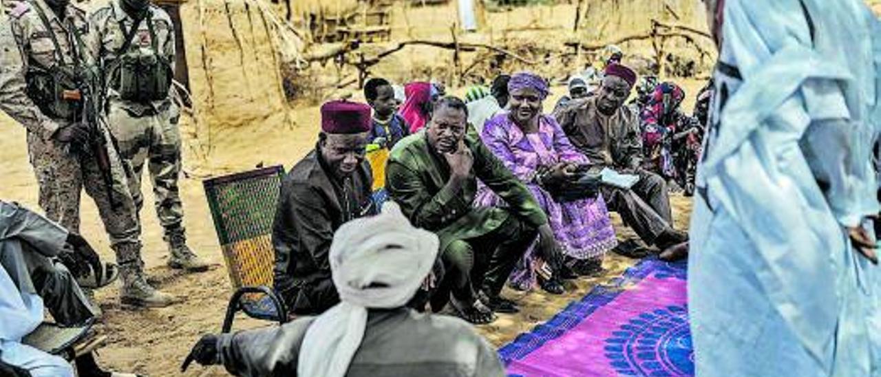 Un soldado vigila junto a una escuela en el pueblo de Inizdan, en el oeste de Níger, cerca de la frontera con Mali. | J.L. ROD