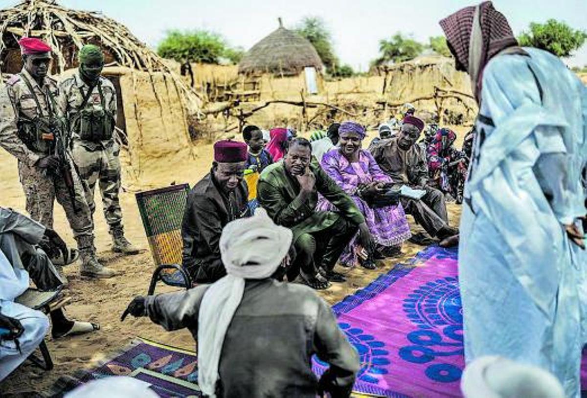 Un soldado vigila junto a una escuela en el pueblo de Inizdan, en el oeste de Níger, cerca de la frontera con Mali. | J.L. ROD