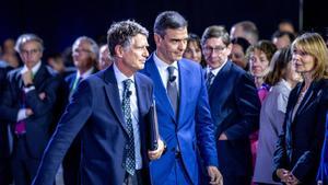 El presidente del Cercle dEconomia, Jaume Guardiola, con Pedro Sánchez, antes del acto de clausura de la reunión anual de la organización empresarial.