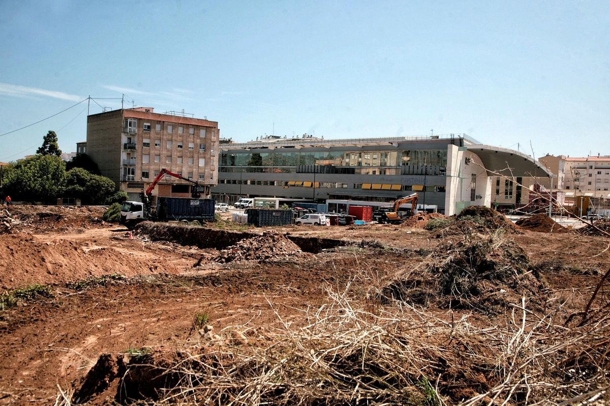Las máquinas ya actúan sobre el terreno para comenzar a dar formas a las plazas de párking.
