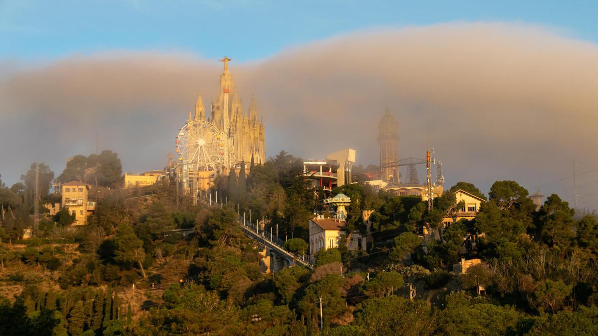 Estratos bajos matinales sobre el Tibidabo