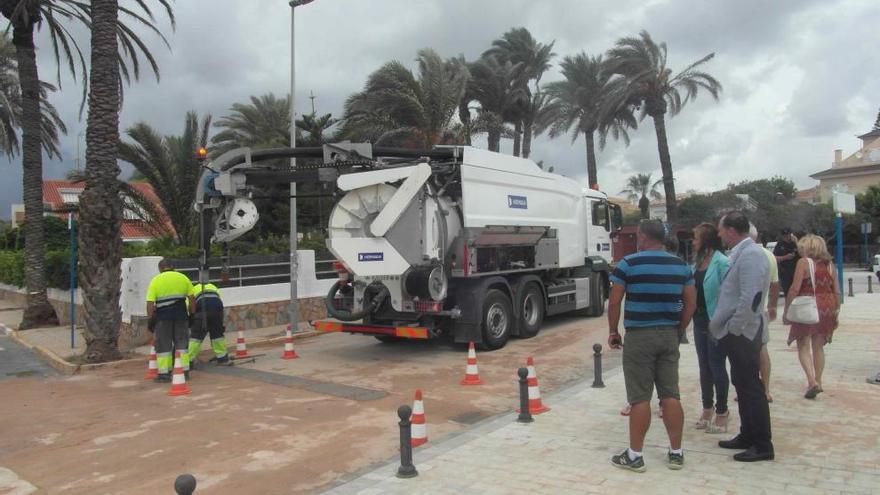 Un momento de los trabajos hoy durante la visita del alcalde de Orihuela, Emilio Bascuñana