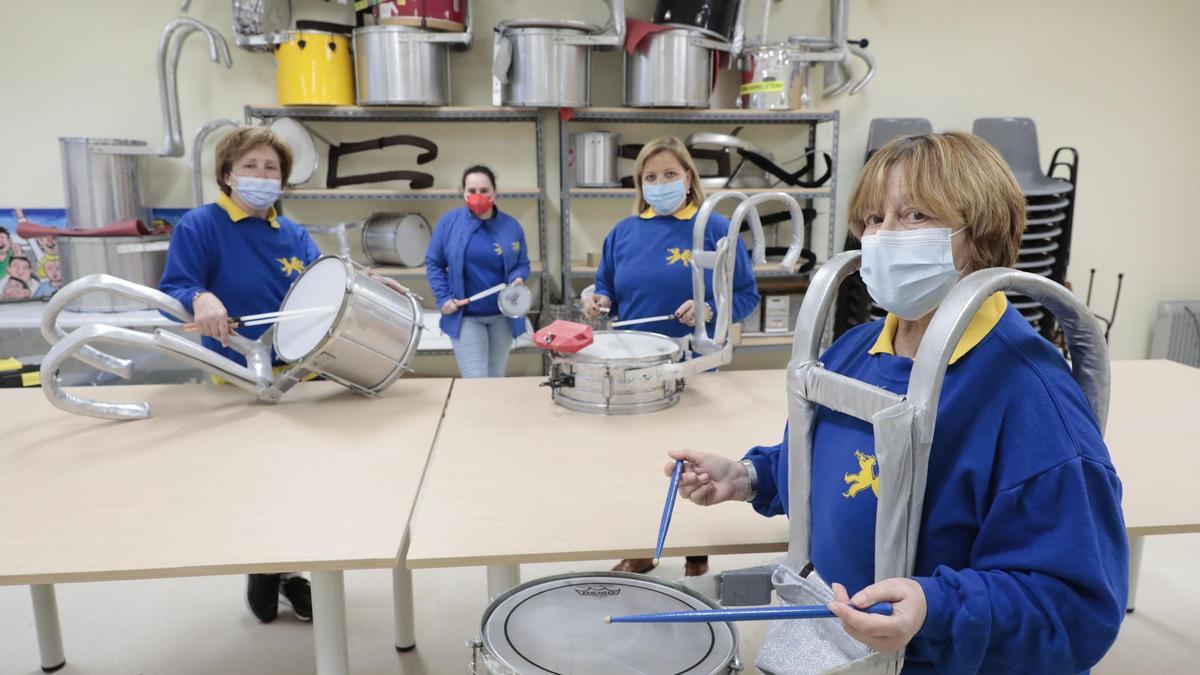 Por la izquierda, Maribel Rodríguez, Sara Diego, Berta Arias y Loli Crespo, en el local de la Asociación de Vecinos de Nuevo Gijón.