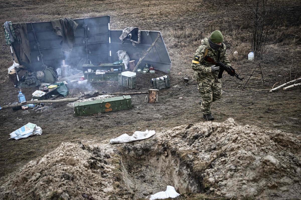 Un soldado ucraniano en un campamento improvisado al noreste de Kyiv