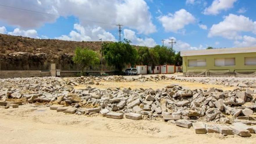 Una máquina levanta el terreno donde se empezarán a emplazar nuevos cimientos.