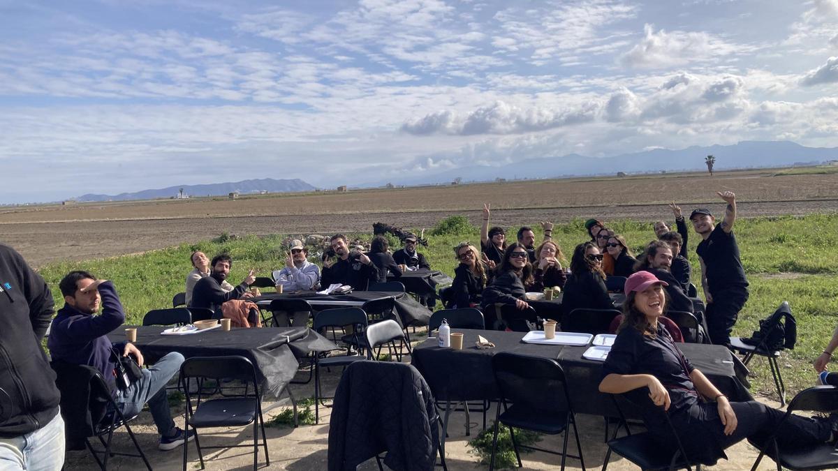 El equipo de la película descansa del trabajo junto a los arrozales del Mareny.