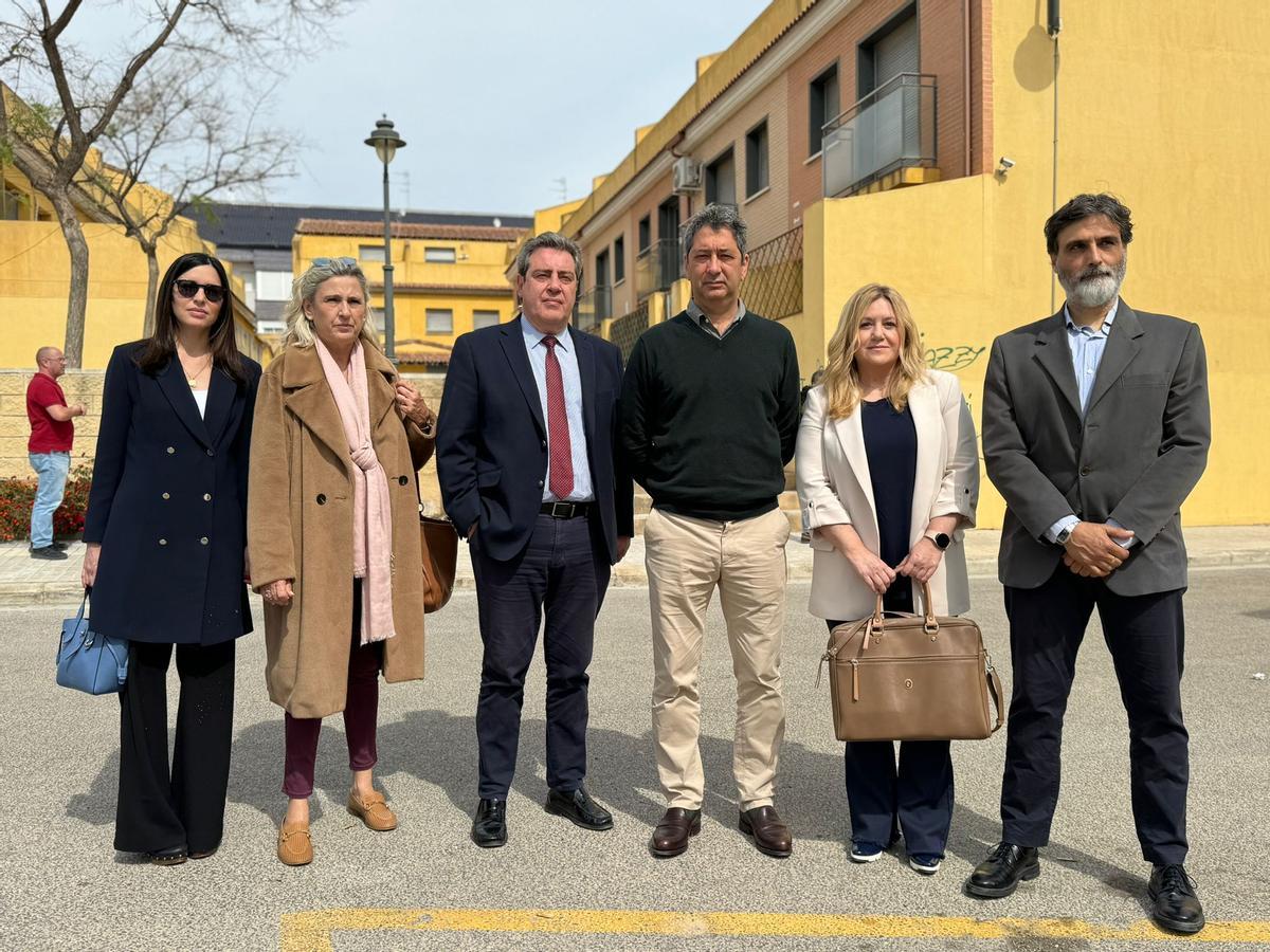 Barrera acompañado por cargos de la Conselleria de Justicia, Interior y Administración Pública durante la visita al barrio de la Magdalena.