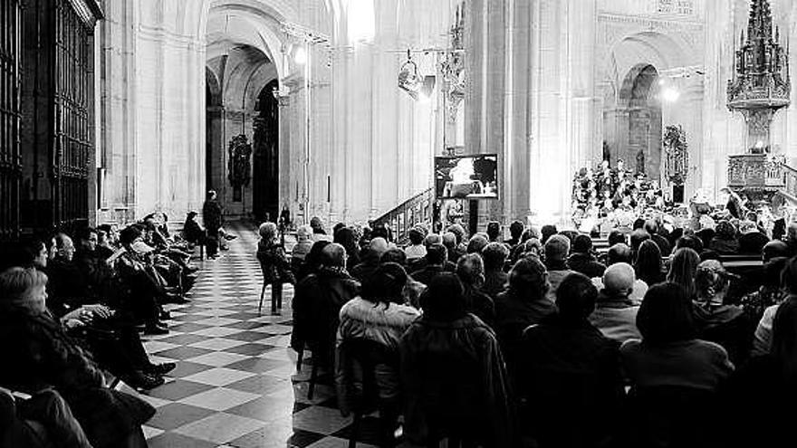 «El Mesías» abre en Oviedo la Navidad, en una Catedral abarrotada