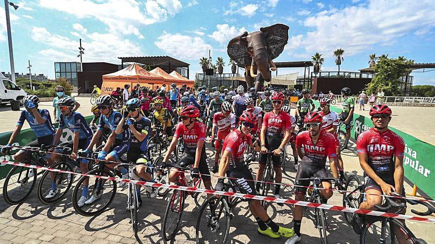 Salida de la primera etapa de la Volta en València. | F. CALABUIG